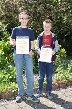 07 Benedikt und Tom mit ihren Urkunden